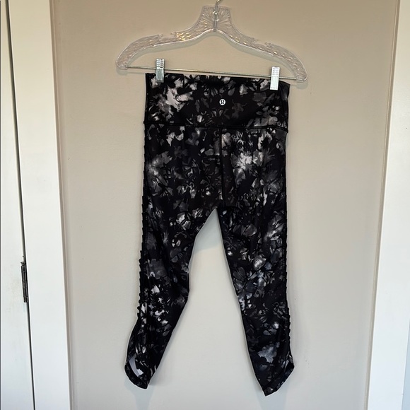 Lululemon Athletica Sunshine Salutation Crop Leggings in Dusk Dye White Black 6 - Picture 4 of 5